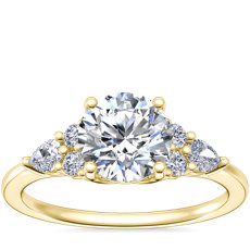 Anillo de compromiso de diamantes redondos y en forma de pera pequeños en oro amarillo de 14 k (1/4 qt. total)